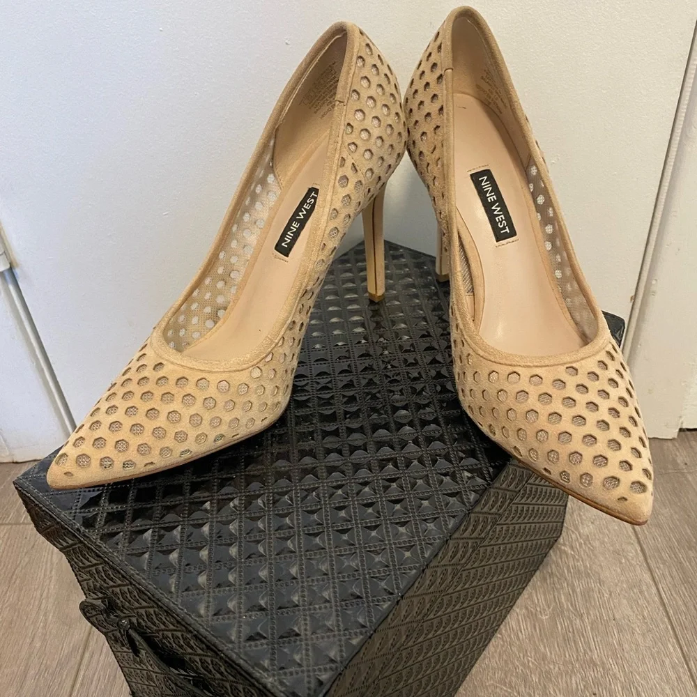 Lovely beige suede heels - Picture 3 of 7